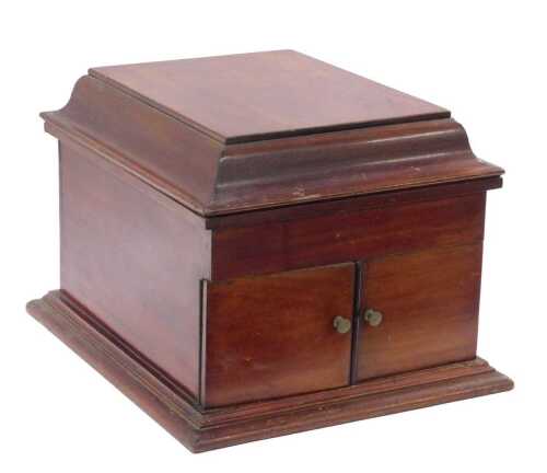An early 20thC Fullotone tabletop gramophone, the domed square lid hinging to reveal a baize...