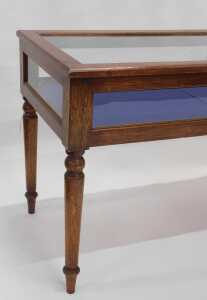 An early 20thC jeweller's shop display cabinet, of rectangular form, with glazed slide doors, on... - 2
