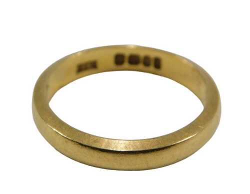 A 22ct gold wedding band, 3mm width, 3.9g.