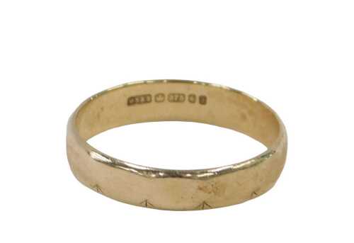 A 9ct gold wedding band, with partial star rubbed design, 4mm width, London 1980, 2.1g.