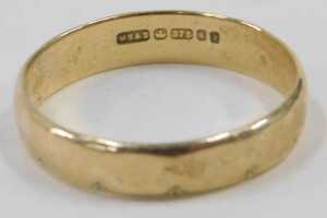 A 9ct gold wedding band, with partial star rubbed design, 4mm width, London 1980, 2.1g. - 2