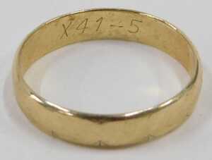 A 9ct gold wedding band, with partial star rubbed design, 4mm width, London 1980, 2.1g. - 3