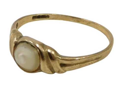 A 9ct gold dress ring, set with single cultured pearl on a twist setting, ring size P, 1.4g all...