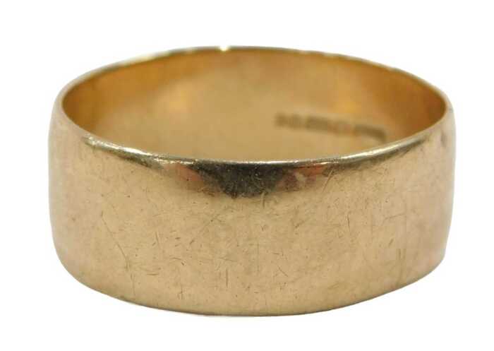 A 9ct gold plain wedding band, ring size S, 4.9g.