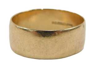 A 9ct gold plain wedding band, ring size S, 4.9g.