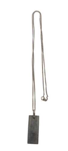 A silver ingot pendant and chain, Sheffield 1977, 17.8g.