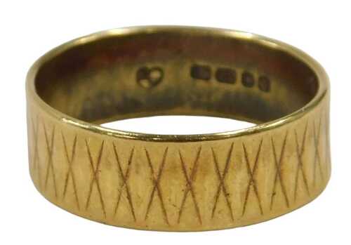 A 22ct gold wedding band, with cross etched design, 6mm width, London 1962, 4.5g.