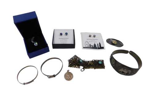 Various jewellery, an Eastern style bangle, silver oval brooch, Pinches mark, other jewellery,...