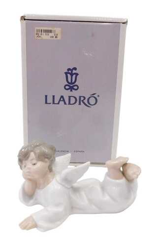 A Lladro figure group angel Acostado, 14cm high, boxed.