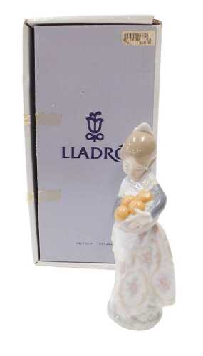 A Lladro figure group Valencian girl, 20cm high, boxed.