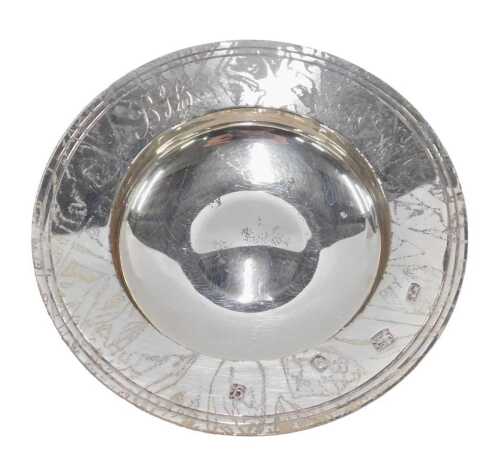 An Elizabeth II silver Armada dish, of plain circular form, London 1962, 13cm diameter, 4oz.