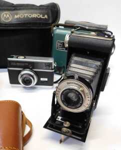 Cameras, to include a Kodak Six-20 folding Brownie camera, in a brown leather case, a Zeiss Ikon... - 2