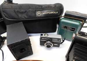 Cameras, to include a Kodak Six-20 folding Brownie camera, in a brown leather case, a Zeiss Ikon... - 4