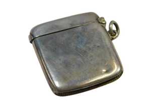 An Edward VII silver Vesta case, of plain form, Birmingham 1907, 0.77oz.
