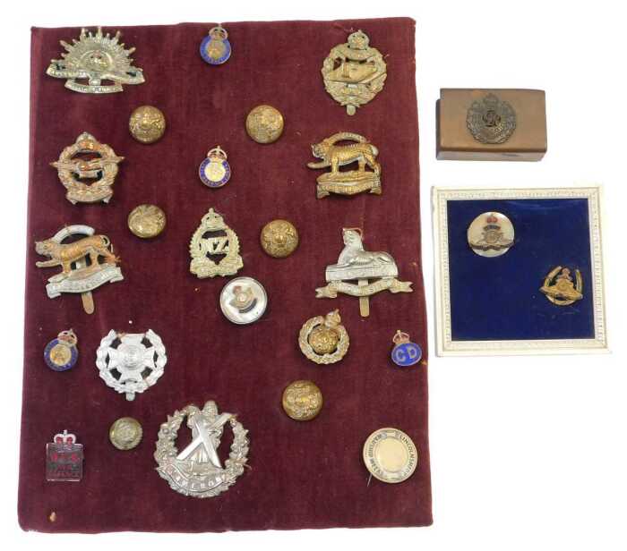 Various cap badges, to include Lincolnshire Regiment, Leicestershire Regiment, Tank Corps,...