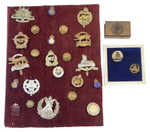 Various cap badges, to include Lincolnshire Regiment, Leicestershire Regiment, Tank Corps,...