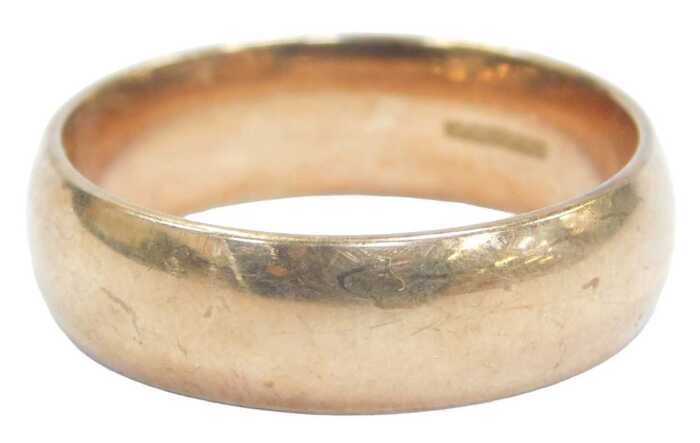 A 9ct gold wedding band, of plain design, 8mm width, Birmingham, 9g.