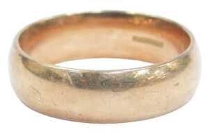 A 9ct gold wedding band, of plain design, 8mm width, Birmingham, 9g.