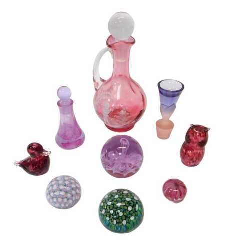 A group of glassware, to include a Mary Gregory style cranberry jug, decorated with a figure of...