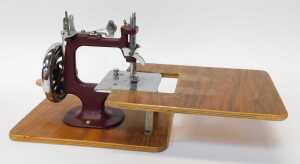 A mid century child's hand operated sewing machine, in purple, 20cm high, cased. - 3
