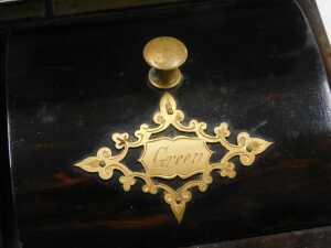 A Victorian coromandel domed tea caddy, with a brass escutcheon and plate to lid, with a vacant... - 4