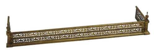 An Edwardian brass fender, with pierced decoration, and urn finials, 127cm x 33cm.