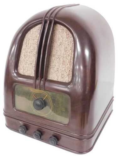 A Philco vintage radio, in an arched brown Bakelite case, 43.5cm high, 32cm wide, 25cm deep.