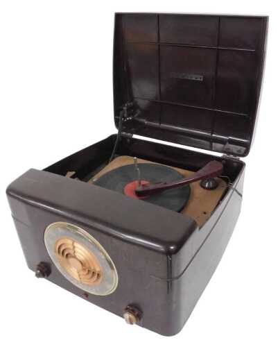 A mid 20thC Admiral vintage record player and radio, in a brown Bakelite case, 29cm wide.