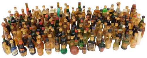Assorted miniature whisky and other liquor bottles, most with contents, including Robbie Burns...