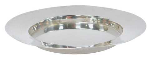 A George V silver card salver, of plain circular form, Sheffield 1915, 1.98oz, 12cm diameter.
