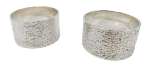 A pair of Elizabeth II silver napkin rings, with bark effect decoration, Birmingham 1972, 3.30oz.