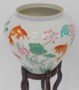 A Franklin Mint Porcelain The Vase of the Golden Carp by Zhe Zhou Jiang fish bowl, 33cm high,... - 3