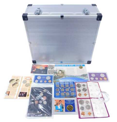 Commemorative coinage, to include a Royal Mint Transatlantic Wireless 1901 Centenary two-pound...