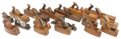 Various wood planes, to include a Record No. 5, Stanley 02-203, various wooden examples, etc. (1...