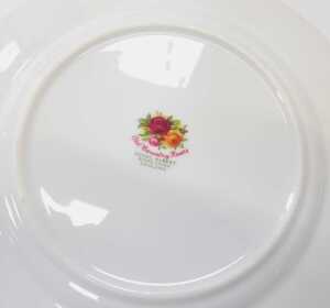 A Royal Albert porcelain Old Country Roses pattern part tea and dinner service, comprising five... - 4