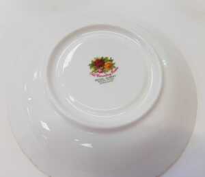 A Royal Albert Porcelain Old Country Roses pattern part tea service, comprising teapot, milk jug,... - 3