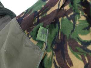 Army clothing, to include a khaki green jumper size XL, camouflage fleece, camouflage jacket... - 5