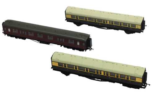 Hornby OO gauge coaches, comprising R4523 GWR composite coach 6135, R4291 GWR composite coach...
