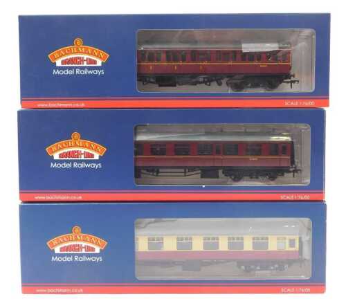 Bachmann Branchline OO gauge coaches, comprising 34-700C MkI Suburban composite, BR lined maroon...