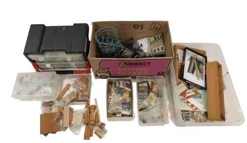 Model railway accessories and models, to include a gas tower, sub signals, fencing, etc. (4 boxes)