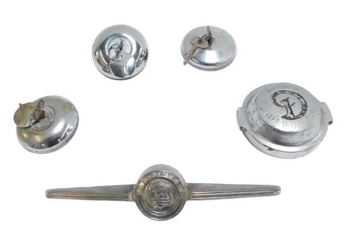 A Morris hood badge, three petrol caps, and a Daimler near side cap. (5)
