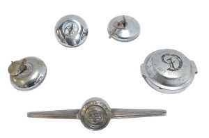A Morris hood badge, three petrol caps, and a Daimler near side cap. (5)
