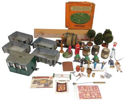 Model railway O gauge rolling stock and accessories, including barrels, wagons, etc. (2 trays)