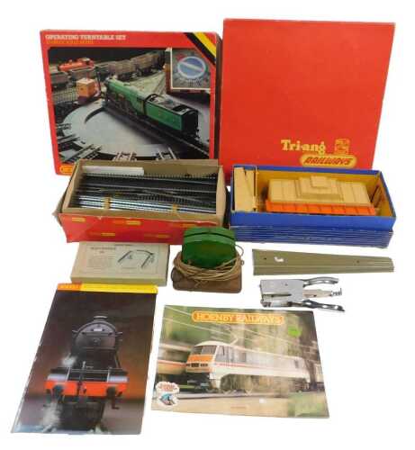 Hornby, Tri-ang and other OO gauge accessories, a Hornby Dublo D1 through station, a Hornby...