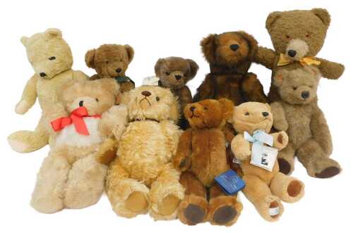 Soft toys, to include a Gondman-Forms jointed bear, limited edition number 4191, a Robin Rive...