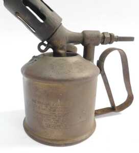 Various oil cans and blow lamps, including a Crestella lamp, a Radius No. 52 blow lamp, Max... - 4