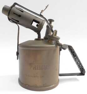 Various oil cans and blow lamps, including a Crestella lamp, a Radius No. 52 blow lamp, Max... - 5