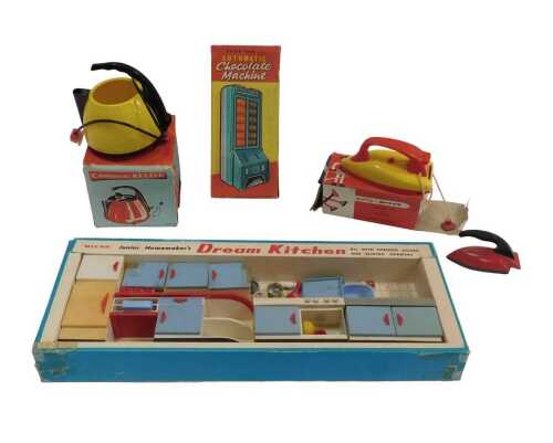 Toys, including a Peter Pan automatic chocolate machine, a Blue Box Junior Homemakers Dream...