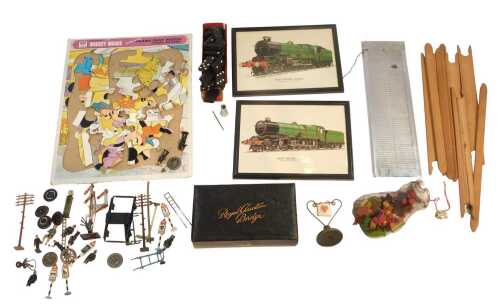 A Royal Auction bridge set, trump market, dominoes, puzzles, etc. (1 box)