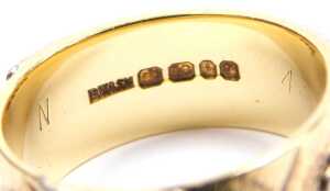 An 18ct bicolour gold wedding band, with raised flower and foliate decoration, size N, 8.5g. - 3